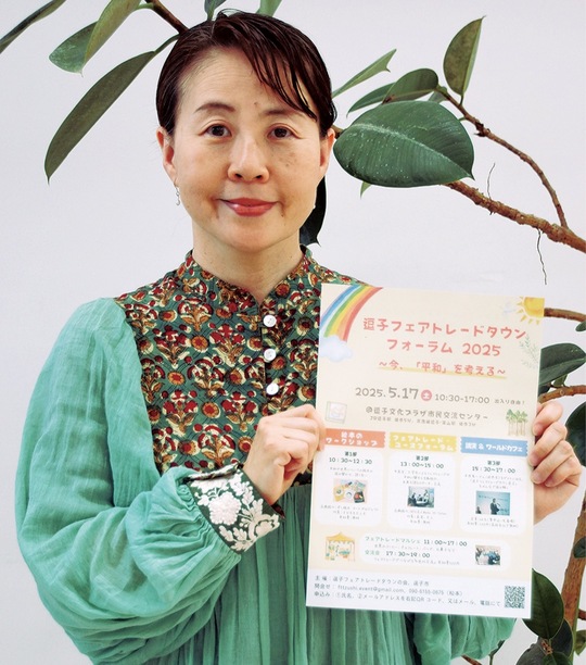 チラシを手にＰＲする磯野さん