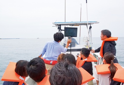 水中カメラの映像を見る参加者