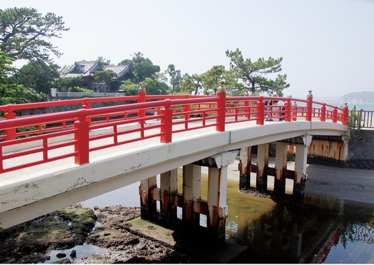 朱色の欄干が映える「みそぎ橋」