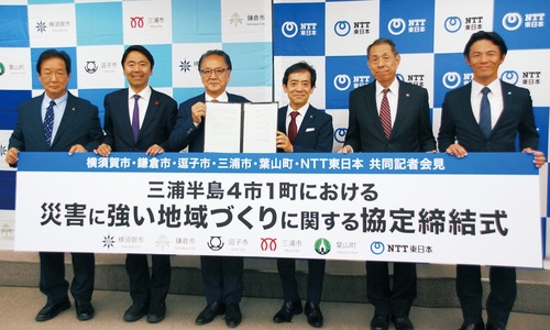 協定を結んだ各首長と澁谷社長（右から３番目）