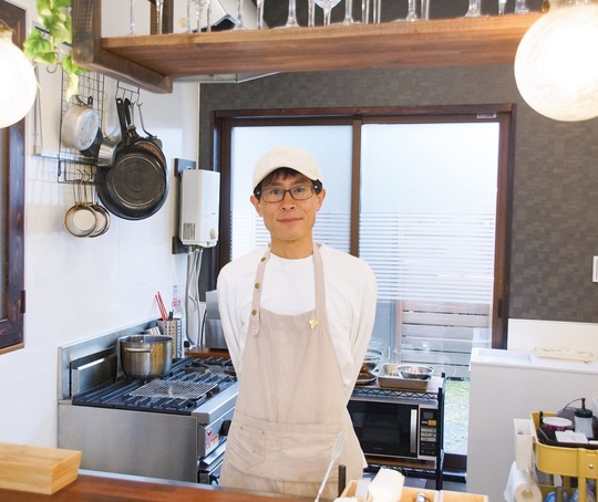 キッチンに立つ大木さん