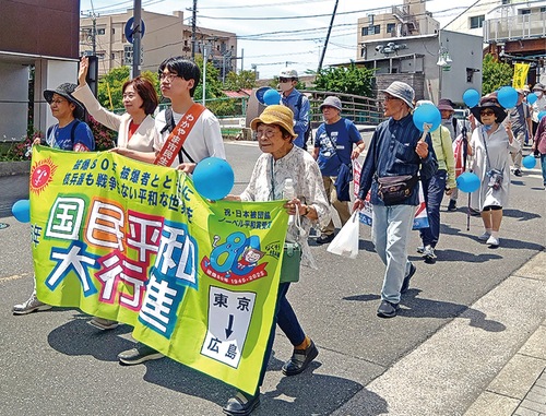 まち中を更新する参加者