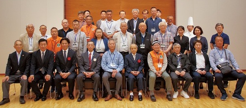 記念写真に納まる関係者ら