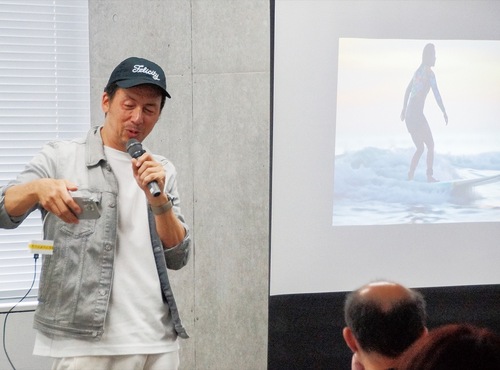 解説する桐島さんとＡＩで作成された動画