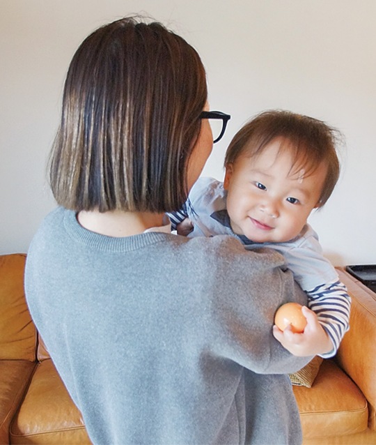 次男を抱っこする笠井さん