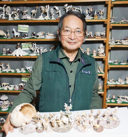 1000回記念作品を手にする角田さん