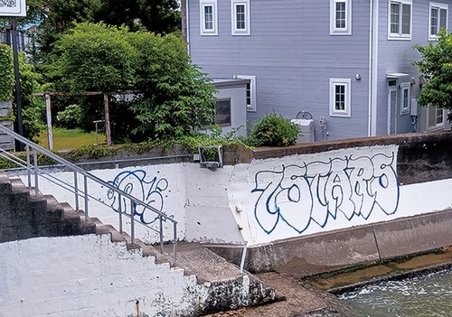 渚橋横の落書き＝6月4日撮影