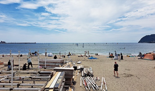 海の家の建設が進む逗子海岸＝6月7日撮影