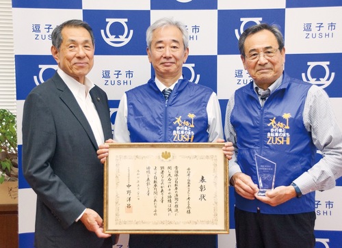 賞状を手に笑顔の谷会長（中央）