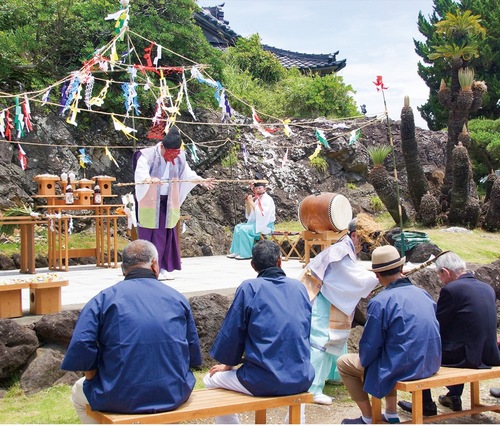 神楽を見守る漁協の組合員