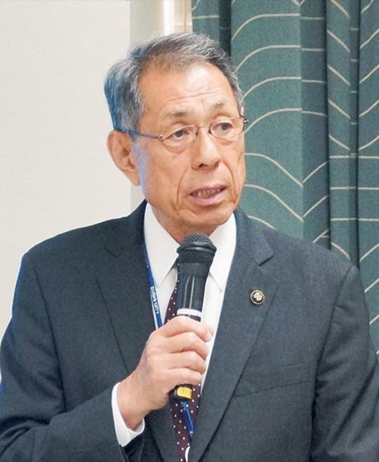 説明会に臨んだ桐ケ谷市長