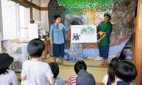 紙芝居を披露する安井さん（左）