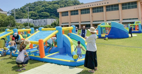 涼しげなウォーターパーク＝幼稚園提供