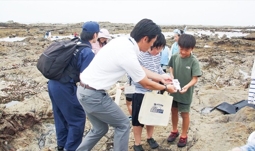 子どもに啓発物を渡す山梨崇仁葉山町長（手前）