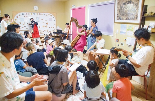 演奏に聞き入る参加者