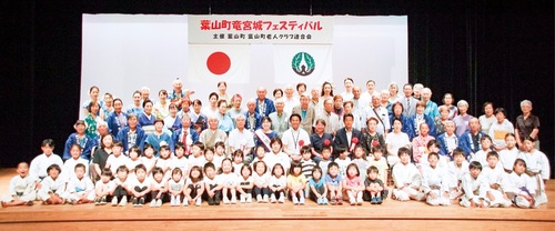 活動発表の前に記念写真に納まる参加者たち