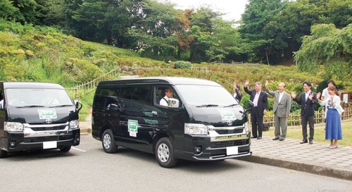 出発するはやまるタクシーを見送る関係者ら