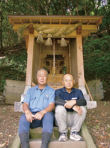 社の前に座る世話人の石井さん（左）と長谷川昭二さん