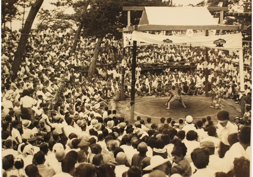 森戸大明神で行われた相撲佐久間沖之助撮影、佐久間不動産所蔵