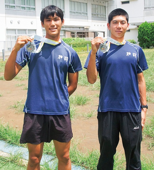 メダルを手にする田島さん（左）と安川さん