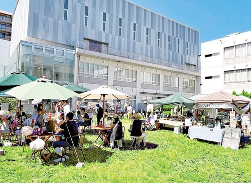 過去の中庭カフェ＝提供