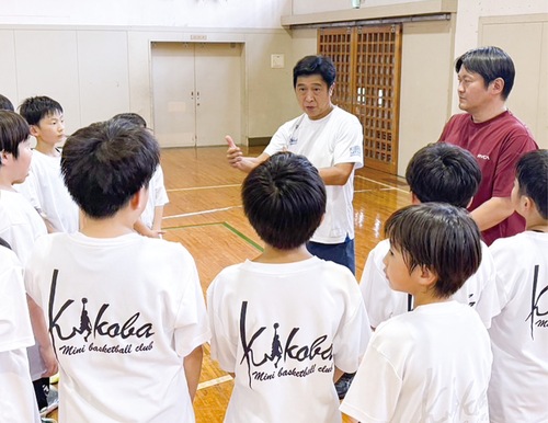 子どもたちに指導する宮澤さん（奥）