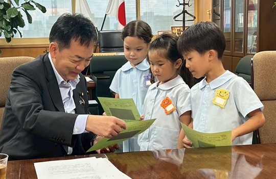 園児の作品を見る浅尾大臣＝幼稚園提供