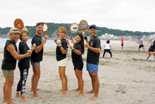 意気込みを見せる後藤亨さん・章子さん、外山祐次さん、鈴木麻井子さん、大和地未沙子さん・亮太さん（左から）