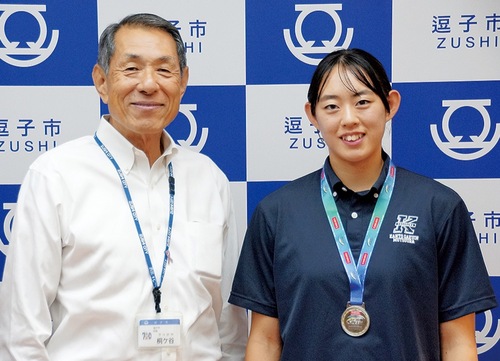 メダルをかけ笑顔の井上さん（右）