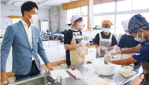 生徒たちのみそ造りを見守る石川さん（左）