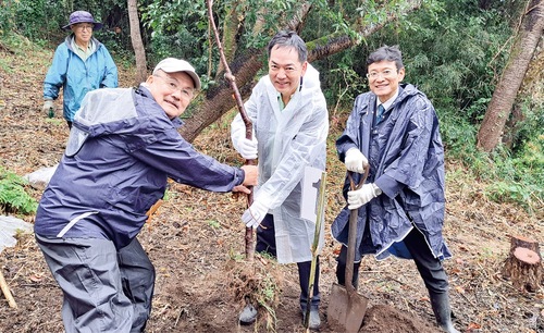 苗木を植える浅尾環境相（中央）と金指さん（左）