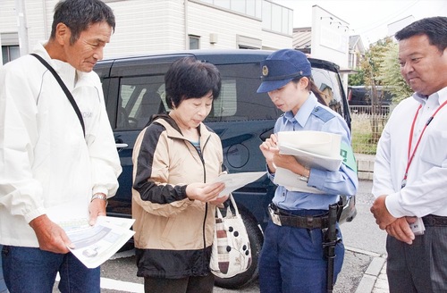 注意を呼び掛ける逗子署員