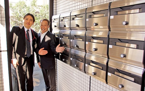 レンタルポストを紹介する山上会長（右）と桜庭局長