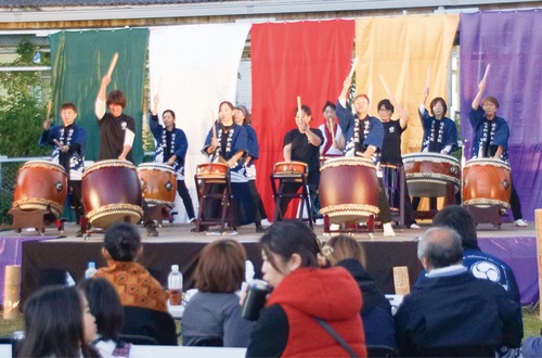 和太鼓演奏に聞き入る観客