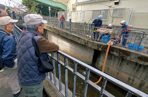 川から水を汲み上げ