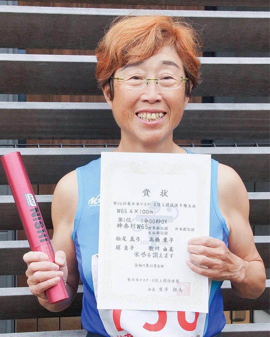 賞状を手に笑顔の松尾さん