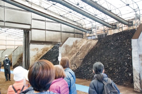 生ごみ資源化処理施設を見学する人たち