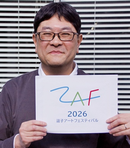 ロゴを手にする平戸さん