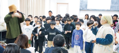 保護者にラップを披露する児童