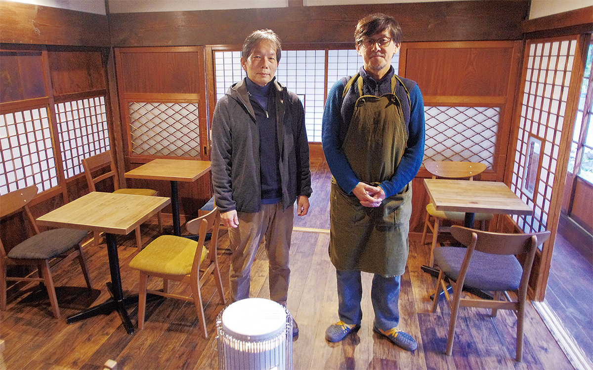 大下さん(左)とバリスタの安徳秀規さん。障子は部屋ごとに雪見や額入り、猫間など趣向が凝らされている。