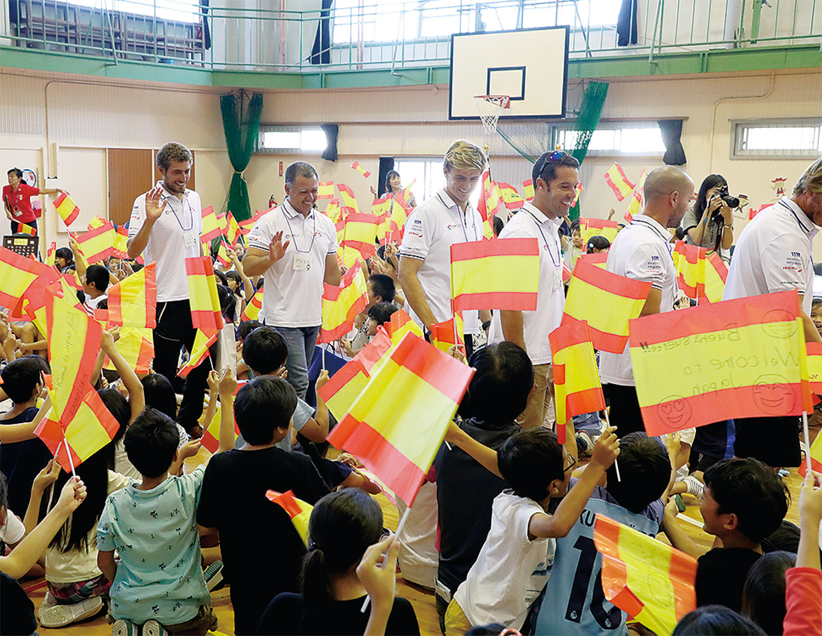 選手たちは昨夏、小坪小学校を訪れた（＝逗子市提供）