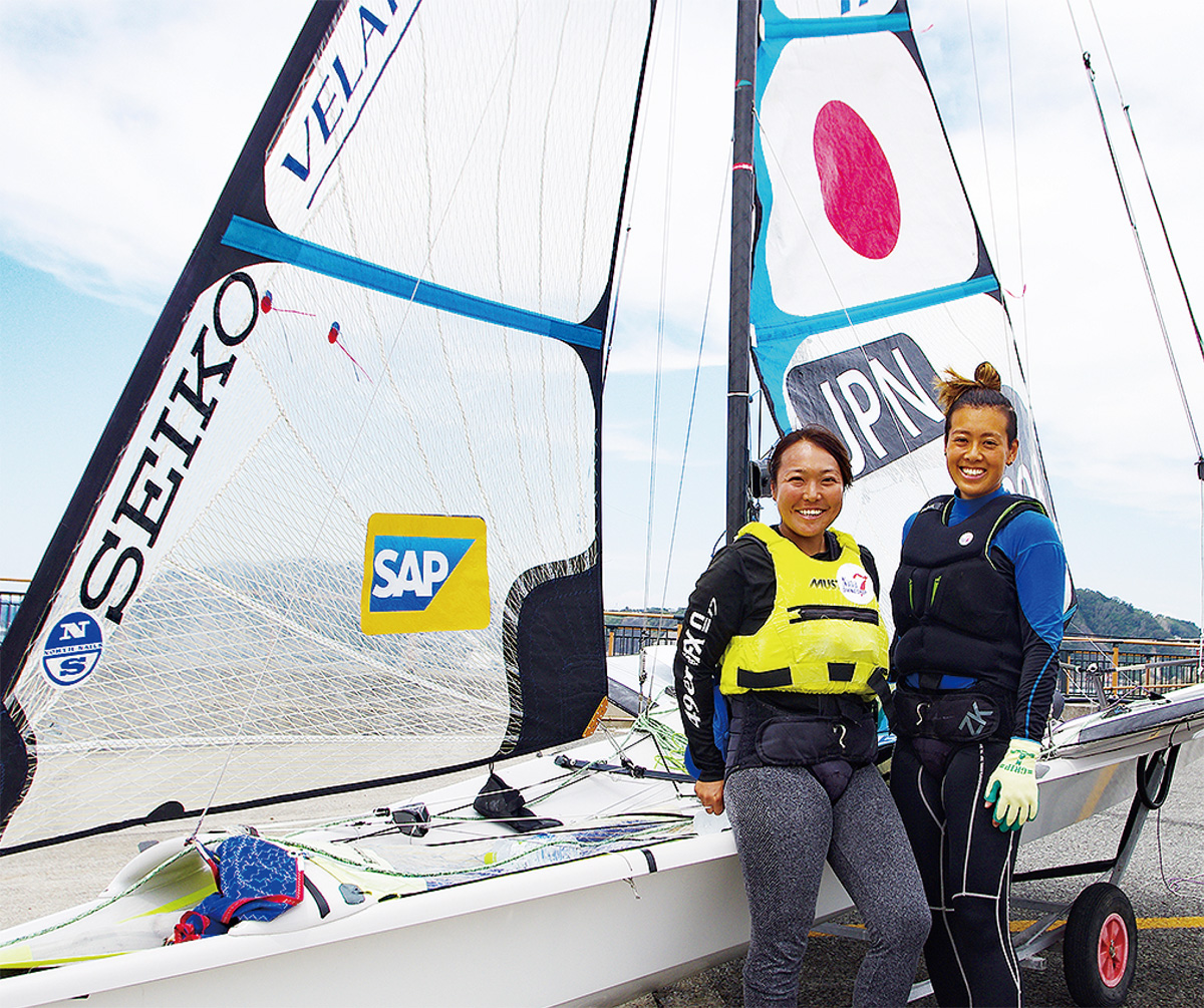 愛艇に腰掛ける松苗さん（左）と齊藤さん