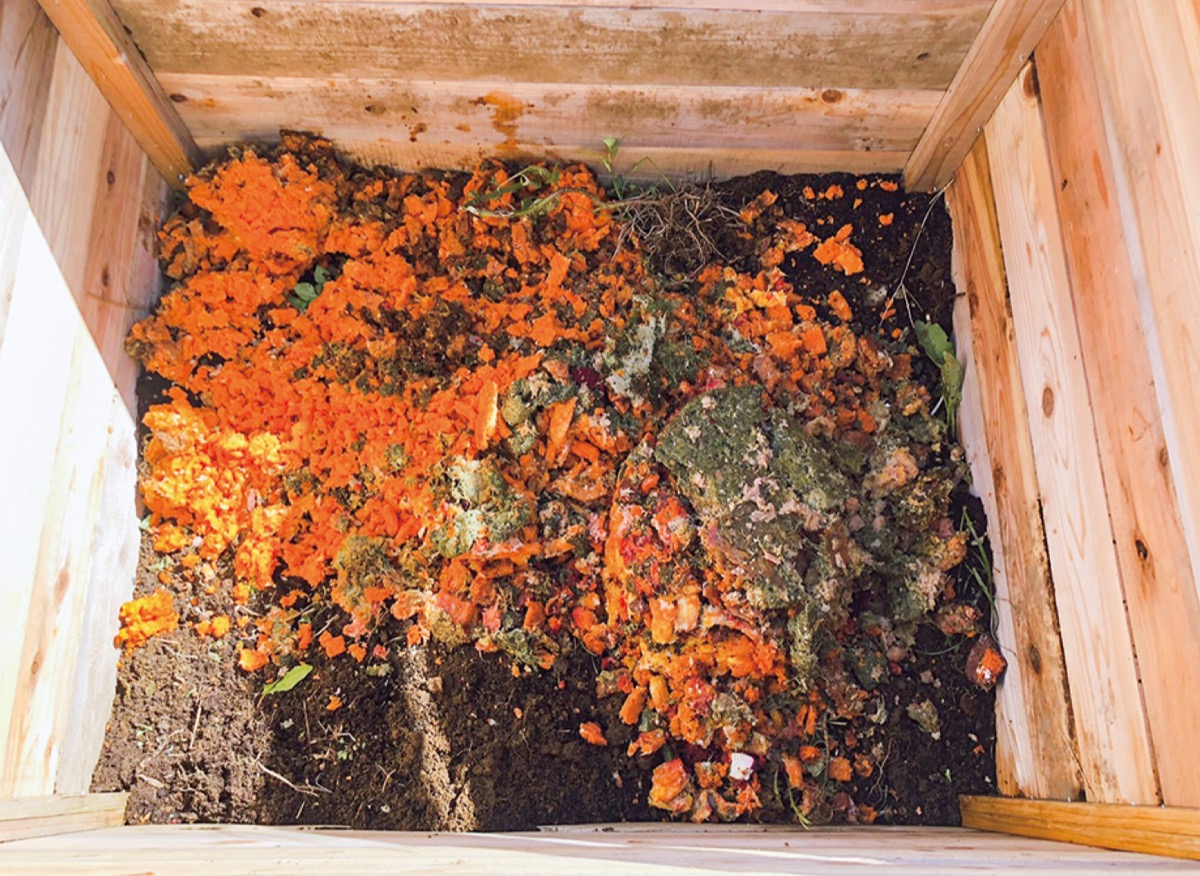 畑の一画で堆肥を作っている