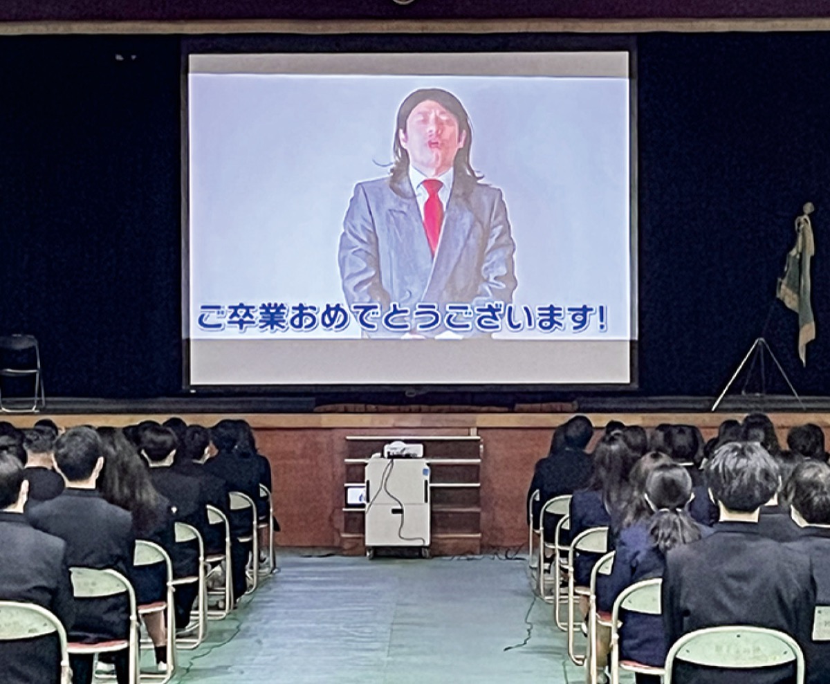 コロナ禍の門出華やかに (写真1)