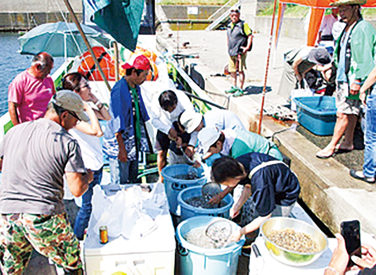 この日だけの船上市場