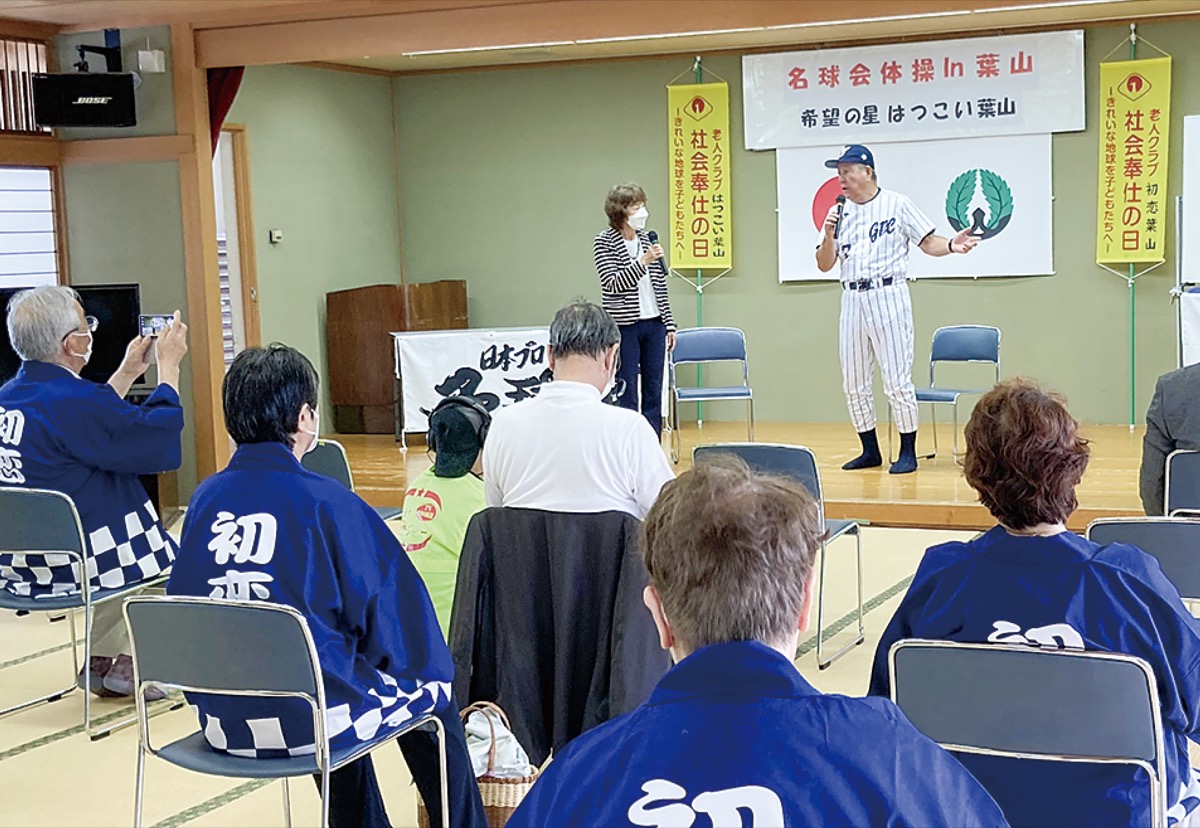 柴田さんの話に聞き入る会員たち