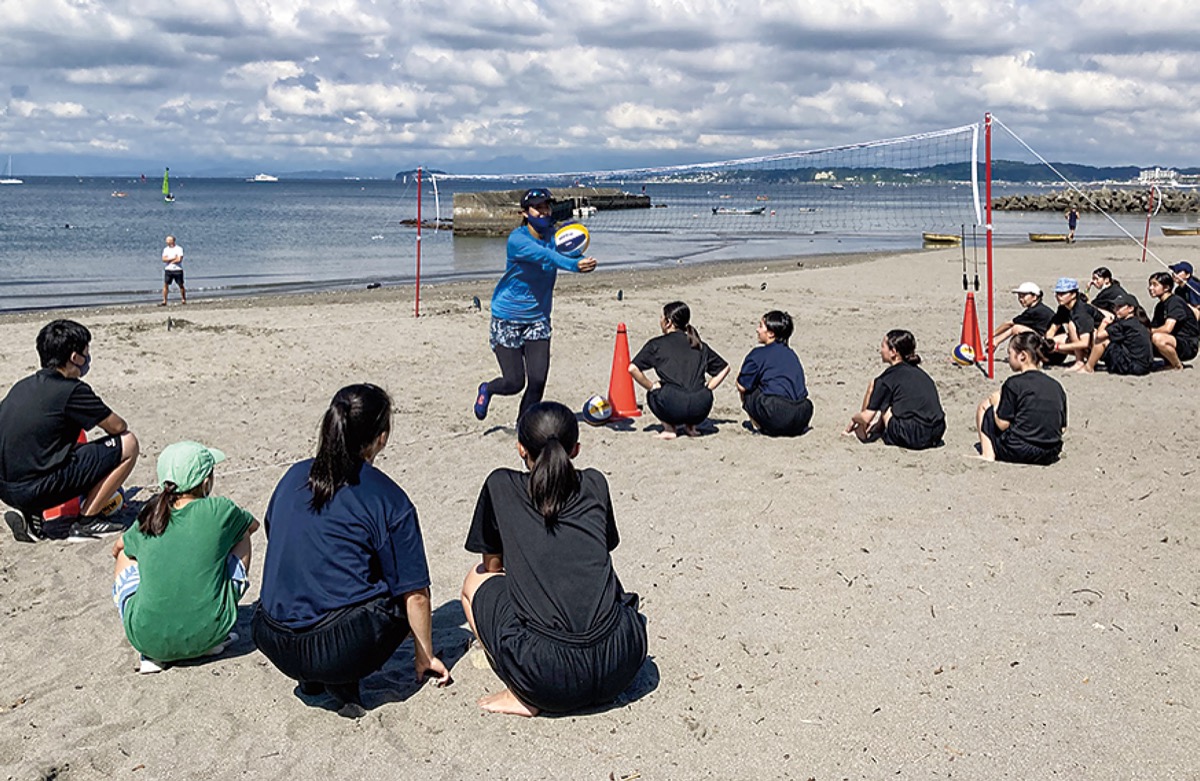 ｢大先輩｣と一緒にバレー