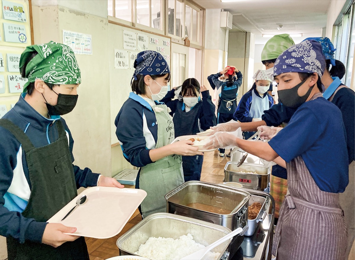湯気立つカレーに笑顔