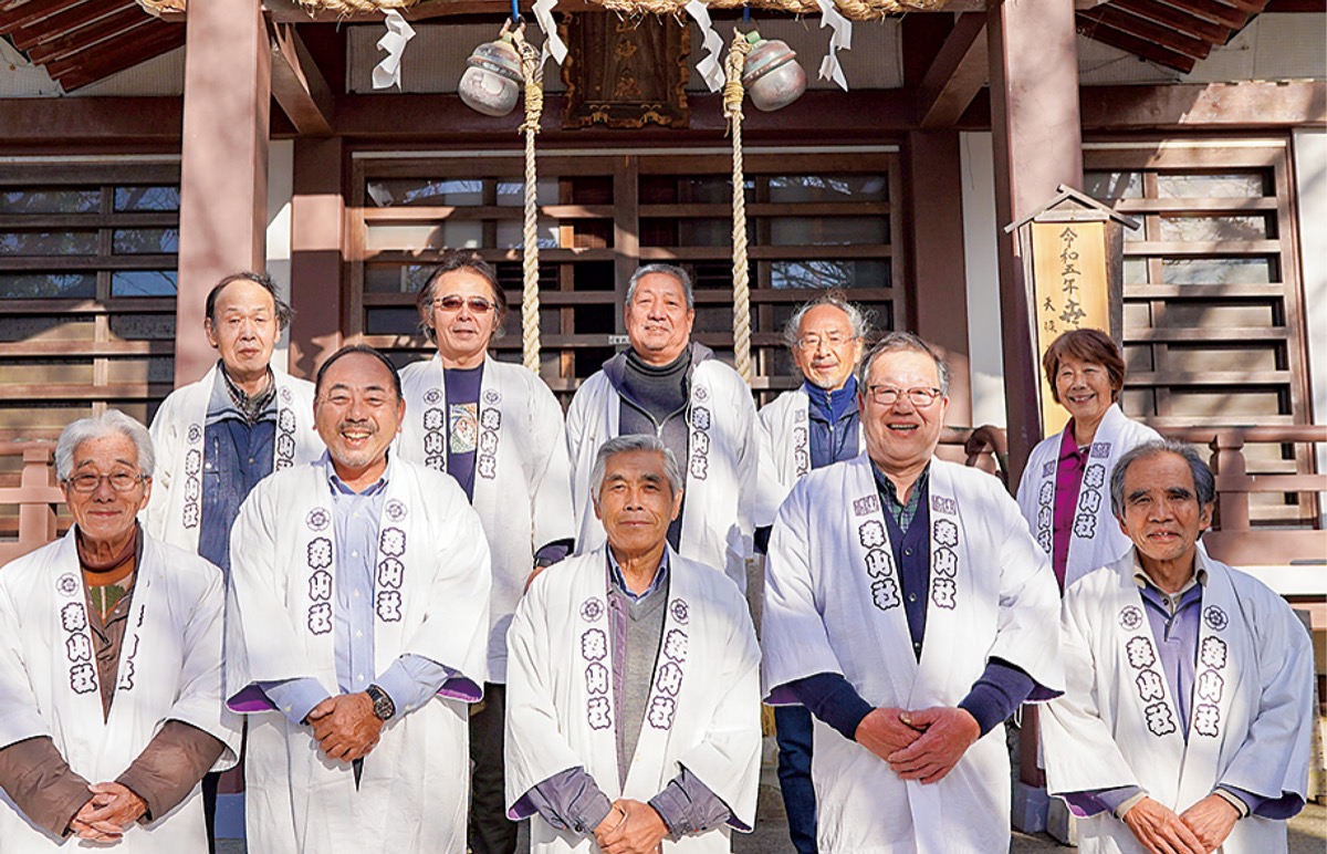 森山社の本殿前で氏子総代会（鈴木洋祐会長＝前列中央）の役員ら。毎月の清掃活動のほか、役員会などで準備を進めている。