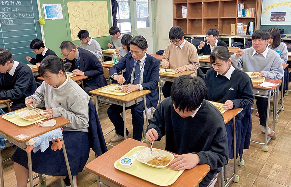 最初で最後の給食に舌鼓